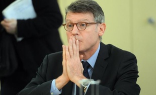 Vincent Peillon veut "rééquilibrer" les salaires des professeurs des écoles avec ceux de leurs collègues du secondaire, mais il a écarté le principe d'une "compensation" financière réclamée par les syndicats dans le cadre de la réforme des rythmes scolaires dans le primaire.
