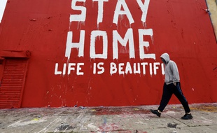 Une fresque incitant au confinement à Los Angeles. (Illustration)