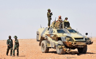Des soldats de l'armée syrienne se rassemblent à une quarantaine de kilomètres à l'ouest de Deir Ezzor, le 4 septembre 2017.