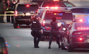 Un important dispositif de sécurité a été mis en place aux abords du centre commercial Mayfair Mall dans la ville de Wauwatosa (Etats-Unis), vendredi 20 novembre 2020.