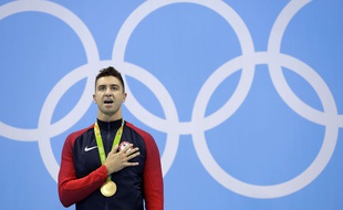 Anthony Ervin, sur le podium des JO de Rio après avoir remporté le 50m nage libre, le 12 août 2017.