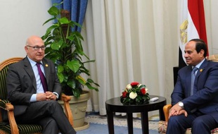 Le président égyptien Abdel Fattah al-Sissi (c) et le ministre français des Finances Michel Sapin le 14 mars 2015 à Charm-el-Cheikh