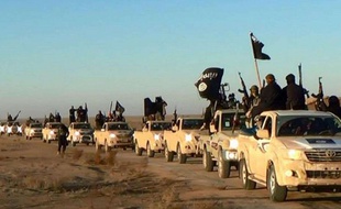 Un défilé des partisans de l'Etat Islamique, à Raqqa, en Syrie.