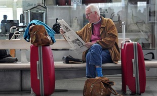 A l'aéroport de Bilbao au Portugal, les passagers prennent leur mal en patience le 8 mai 2010 en raison d'un trafic aérien très perturbé par le passage du nuage de cendres du volcan islandais.