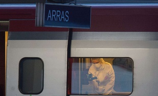 Un policier inspecte l'intérieur du train où un homme a ouvert le feu, le 21 août 2015.