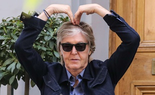 Paul McCartney s'entraîne à faire un cœur avec les bras, à Londres, en juillet 2018.