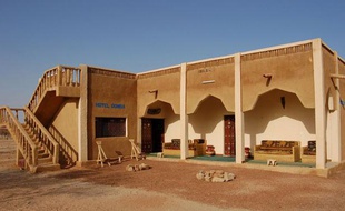 Photo non datée de l'hôtel Dombia, à Hombori, bourg du nord-est du Mali, où ont été enlevés deux Français le 24 novembre 2011.