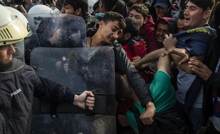 Des migrants et des policiers grec sur l'île de Lesbos mardi 3 mars.