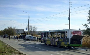 Une kamikaze originaire du Daguestan, république instable du Caucase russe, a tué lundi six personnes en se faisant exploser dans un autobus rempli d'étudiants à Volgograd, un attentat qui a ravivé les craintes concernant la sécurité à 100 jours des JO de Sotchi.