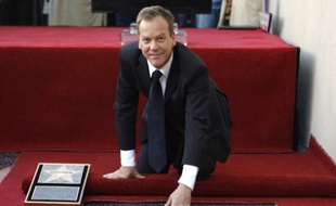Actor Kiefer Sutherland touches his star on the Walk of Fame in Hollywood, California December 9, 2008. Sutherland was the 2,377th celebrity to be honored with a star on the Walk of Fame. REUTERS/Mario Anzuoni (UNITED STATES)