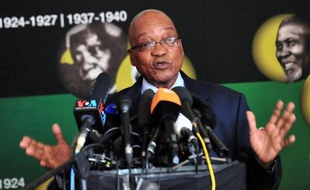 Nelson Mandela, premier président noir d'Afrique du Sud, est victime d'une infection pulmonaire à répétition, séquelle probable de ses 27 années d'incarcération sous le régime raciste de l'apartheid contre lequel il guidé la lutte.
