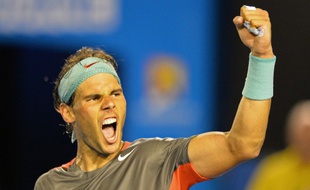 Rafael Nadal célèbre sa victoire sur Roger Federer en demi-finale de l'Open d'Australie.