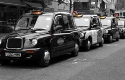 Le chauffeur de taxi lui ramène son sac de luxe, elle lui offre un voyage