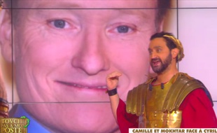 Cyril Hanouna devant une photo de Conan O'Brien, mardi 24 février 2015, dans Touche pas à mon poste.