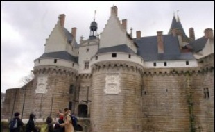 Nantes ville sirène, Nantes la négrière, Nantes la révolutionnaire, la commerçante, l'industrielle: toutes ces facettes de la capitale ligérienne sont à découvrir à partir du 9 février dans le nouveau musée d'histoire installé dans le château restauré des ducs de Bretagne.