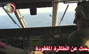 Un avion égyptien participe aux recherches du vol EgyptAir disparu, le 19 mai 2016.