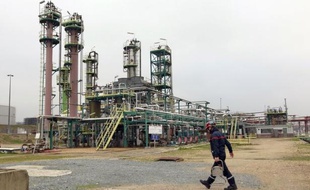 Un contrat ponctuel de travail "à façon" est en cours de finalisation avec le groupe pétrolier Shell pour redémarrer la raffinerie Petroplus de Petit-Couronne, près de Rouen, en redressement judiciaire, a-t-on appris lundi de source syndicale.