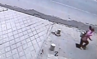Capture d'écran d'une vidéo montrant une jeune fille chuter de 6 mètres à travers le trottoir, en Chine.