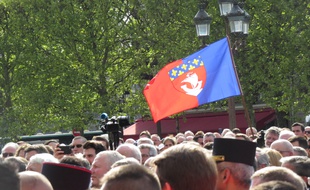 Le drapeau de Paris à la cérémonie d'hommage à Notre-Dame