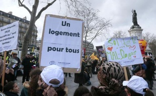 Des personnes manifestent pour le droit au logement à Paris, le 28 mars 2015