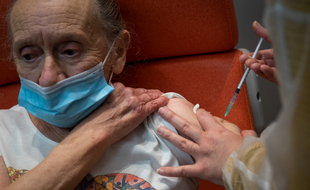 Vaccination d'une personne âgée dans le centre de vaccination de Nantes.