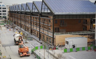 Illustration de la centrale photovoltaïque de la halle Pajol dans le 19e arrondissement de Paris. Elle a été inaugurée, le 15 avril 2013.