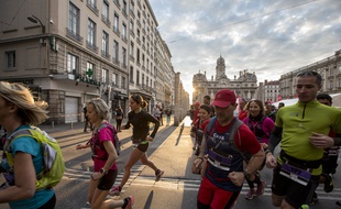 Les 10.000 participants attendus dimanche passeront par les endroits les plus emblématiques de Lyon, comme ici la place des Terreaux.