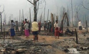 Les premiers secours parvenaient samedi dans un camp de réfugiés birmans du nord de la Thaïlande, ravagé la veille par un incendie qui a emporté des quartiers entiers, faisant au moins 45 morts et une centaine de blessés, selon les derniers bilans.