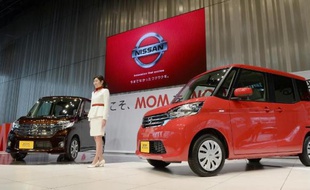 Deux modèles de la nouvelle Nissan Dayz-Roox sont présentés le 13 févirer 2014 à Tokyowhich goeson sale on Thursday throughout Japan. AFP PHOTO/Toru YAMANAKA