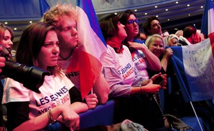 Des militants UMP attendent les résultats à la Mutualité le 6 mai.