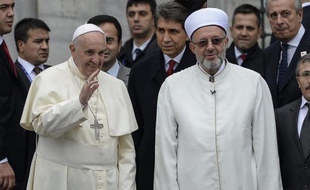 Le pape François (g) à la sortie de la Mosquée bleue, en compagnie du grand mufti d'Istanbul Rahmi Yaran, le 29 novembre 2014