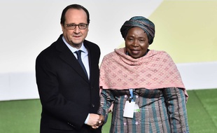 François Hollande et la sud-africaine Nkosazana Dlamini-Zuma, présidente de la Commission de l'Union africaine depuis 2012.