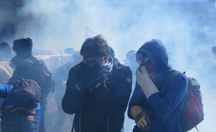Des heurts ont éclaté entre policiers et manifestants ce jeudi dans le centre-ville de Rennes.