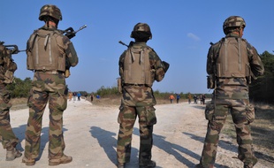 Entraînement des militaires du 41e régiment de transmission de Douai, dans le Nord, avant leur départ pour l'opération Barkhane.