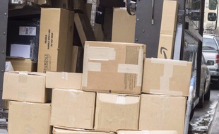 Un fourgon de livraison et des cartons (illustration).