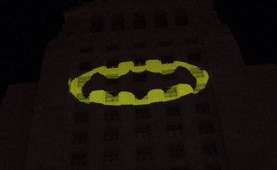 Le Bat-signal sur le Los Angeles City Hall