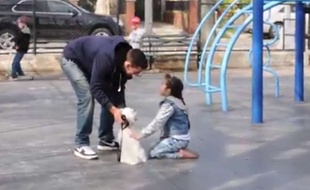 Capture d'écran d'une vidéo montrant un youtubeur essayer d'amadouer un enfant sur une aire de jeux.