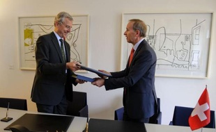 Berlin et Berne ont signé jeudi un accord censé empêcher l'évasion fiscale des Allemands vers la Suisse, qui prévoit de faire payer un peu plus que prévu les fraudeurs mais préserve leur anonymat, a annoncé le ministère allemand des Finances.