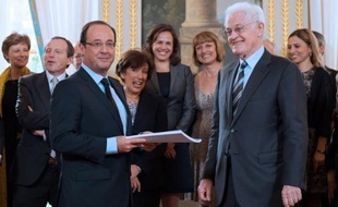L'ancien Premier ministre socialiste Lionel Jospin et les membres de sa commission sur la rénovation de la vie publique ont remis officiellement vendredi leur rapport au président François Hollande qui les a reçus à l'Elysée.