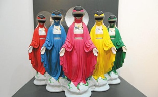 Dans Force rose, etc, la Vierge prend l'aspect des cinq « Bioman » japonais.