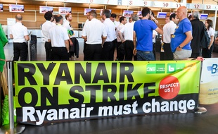Des pilotes Ryanair en grève à l'aéroport de Charleroi en Belgique, le 10 août 2018.