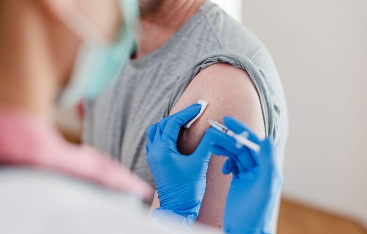 Se vacciner contre la grippe ou le Covid-19 est-ce utile si on n'est pas à risque ?
