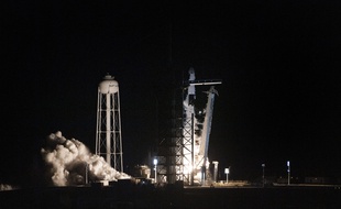 Lancement réussi de la capsule Dragon de SpaceX vers la Station spatiale internationale, le 2 mars 2019.