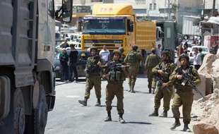 Des soldats israéliens à un check point dans la ville de Hébron en Cisjordanie, le 15 juin 2014