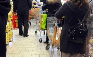 Personnes faisant leurs courses dans un supermarché dans les Hauts-de-Seine.