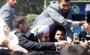 Deux personnes ont été arrêtées après les incidents samedi à l'arrivée à Téhéran du président iranien Hassan Rohani, sur lequel une chaussure a été lancée, a annoncé dimanche un responsable de la police, cité par l'agence Isna.