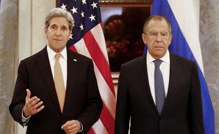 Le secrétaire d'Etat américain John Kerry et le ministre des Affaires étrangères russe Sergeï Lavrov, le 14 novembre 2015 à Vienne, en Autriche, où se tenait une réunion sur la résolution de la crise syrienne.