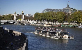 Un bateau mouche passe sur la Seine devant le Grand Palais à Paris, le 14 octobre 2014