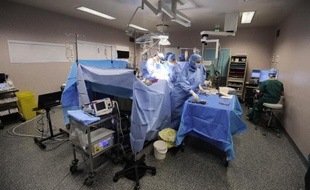 Une équipe médicale procède à une opération à coeur ouvert dans un bloc opératoire du CHU d'Angers, le 24 octobre 2013