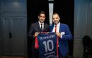 PSG. Nasser Al-Khelaifi reçoit un maillot spécial d’un club albanais